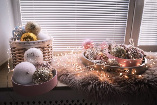 Beispiel für die Fensterbank mit Weihnachtsdeko – Weihnachtskugeln in Dekoschalen & Lichterkette ...