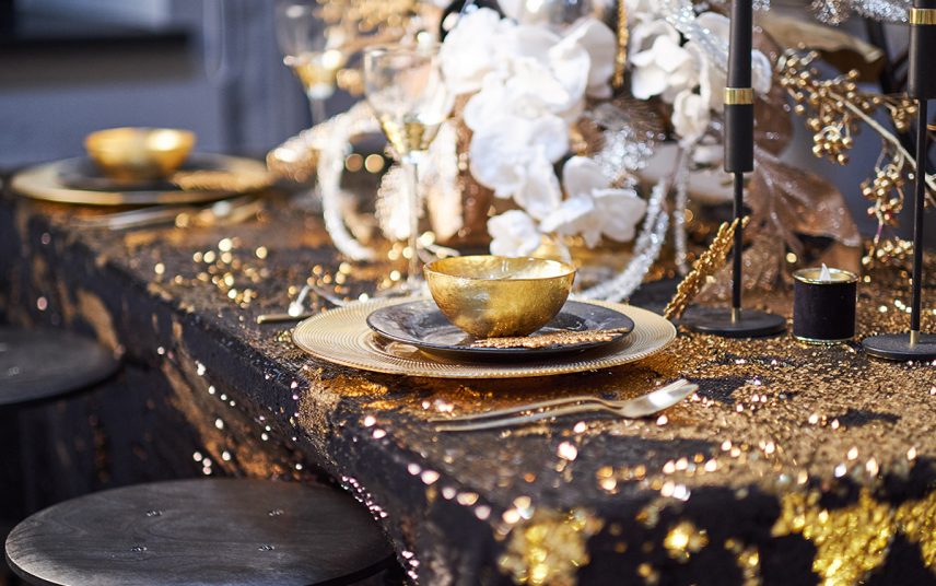 Moderne Tischdeko Idee für Weihnachten – schwarze Tischdecke mit goldenen Akzenten – Kerzenständer in schwarz – goldene Schalen