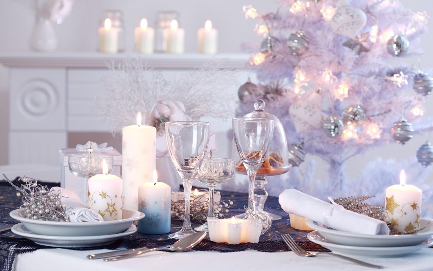 Stilvolle Weihnachtsdeko Idee für den Esstisch – Beispiel für die Tischdeko in Küche oder Esszimmer mit Kerzen & Tischläufer