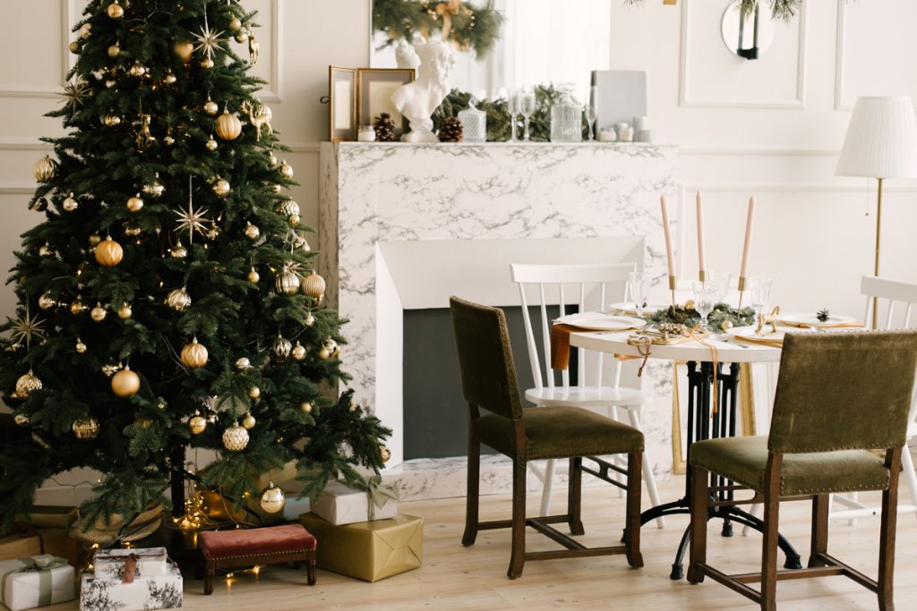 Traditioneller Weihnachtsbaum mit goldenem Schmuck im Esszimmer