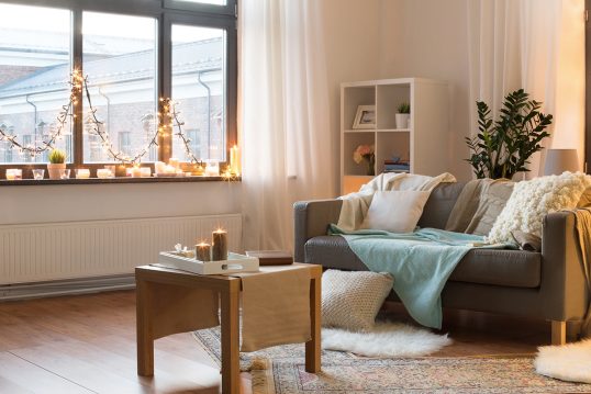 Skandinavische Wohnzimmer-Einrichtung kombiniert mit Lichterketten