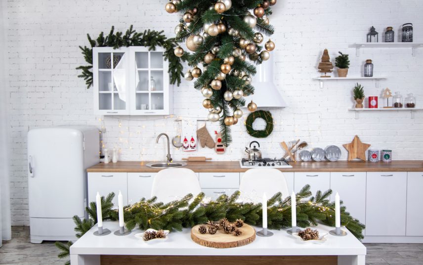 Weihnachtsdeko Idee für die Küche – Beispiel mit Weihnachtsdeko auf dem Küchentisch – hängender Weihnachtsbaum & Weihnachtsgirlanden
