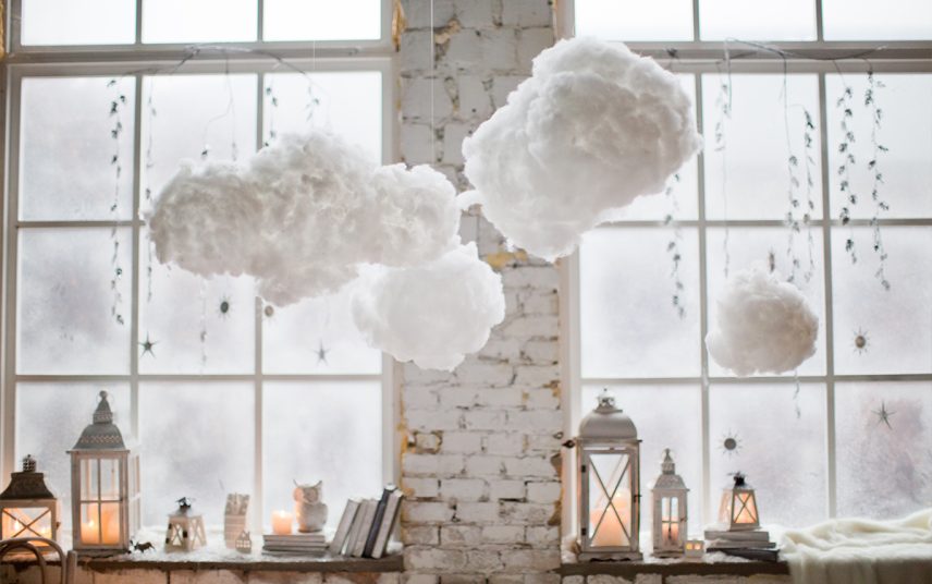 Winter Fensterdeko Idee – Laternen & Dekofiguren auf der Fensterbank – Hängende Lichterketten & selbstgebastelte Wolken