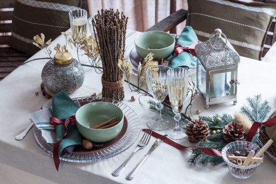 Inspiration mit winterlicher Tischdekoration – Beispiel mit Tischdeko aus Holz  Laterne aus Metall...