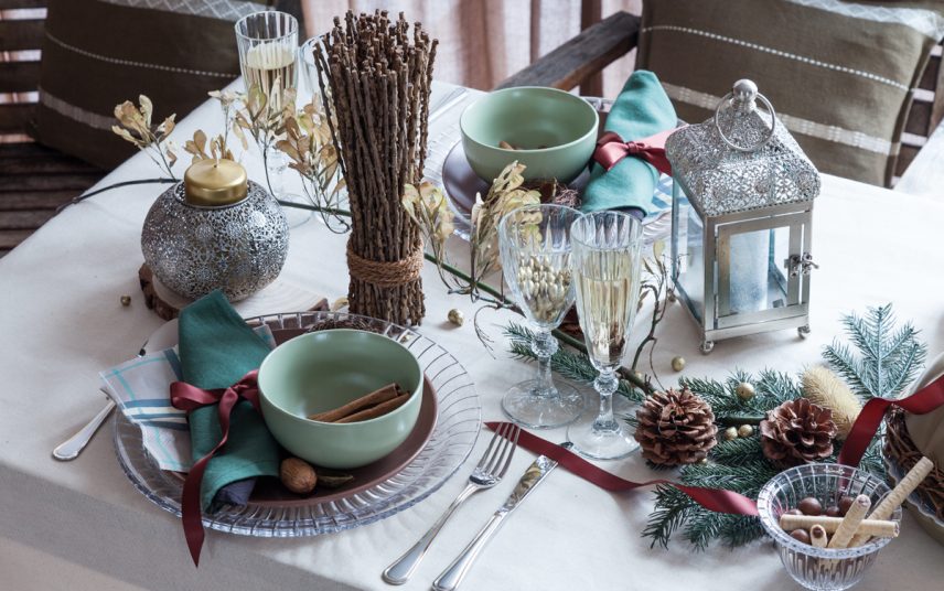Inspiration mit winterlicher Tischdekoration – Beispiel mit Tischdeko aus Holz  Laterne aus Metall & Teelicht – Tannenzweige  Tannenzapfen – weiße Tischdecke