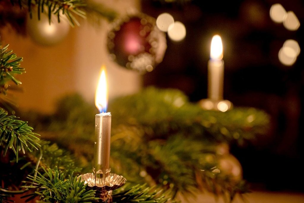 Brennende Kerze am Weihnachtsbaum