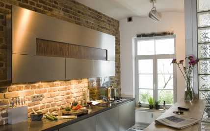 Einrichtungidee für die Küche – Designküche mit großen Wandschrank an einer rustikalen Wand �...