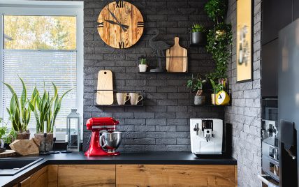 Wohnidee – Rustikale Küche mit dunkler Steinwand & Wandgestaltung – schwarze Wandregale aus Met...