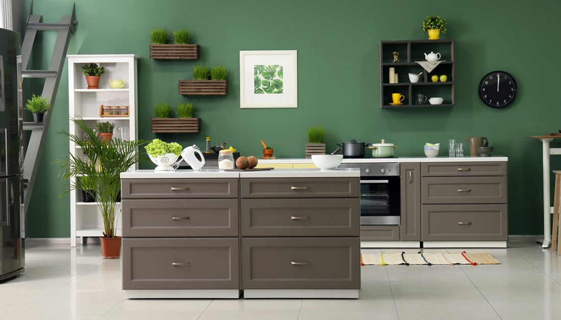 Küchen Idee - Moderne Küche mit grüner Wandgestaltung - graue-braune Küchenzeile mit Kochinsel - Wanduhr  Wandregal & Bild als Küchen-Wanddekoration