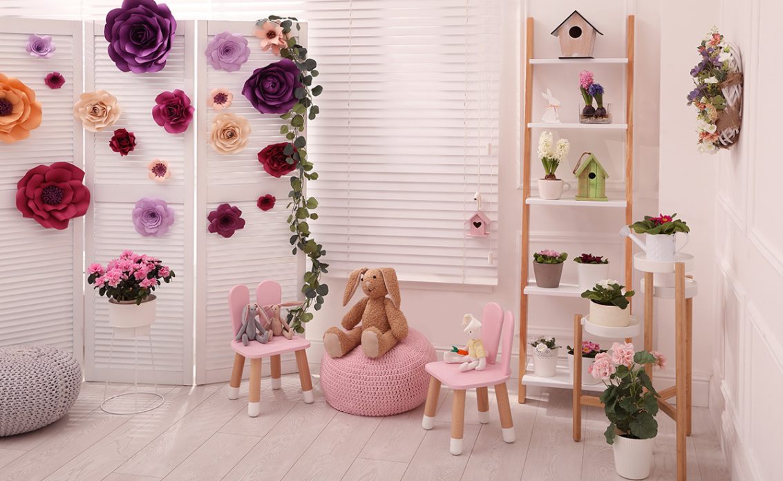 Frühlingsdeko Idee für das Kinderzimmer – Blumendeko am Paravent – Kindersitzgruppe in rosa �...