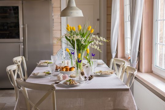 Frühlingsdeko Idee für den Esstisch im Esszimmer – Beige Tischdecke – Strauß mit gelben Kroku...