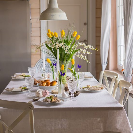 Frühlingsdeko Idee für den Esstisch im Esszimmer - Beige Tischdecke - Frühlingsstrauß mit gelben Krokussen 
