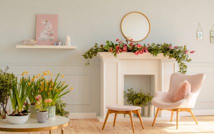 Stilvoll eingerichtete Wohnung für den Frühling – Blumengirlande auf der Kaminkonsole – Modern...