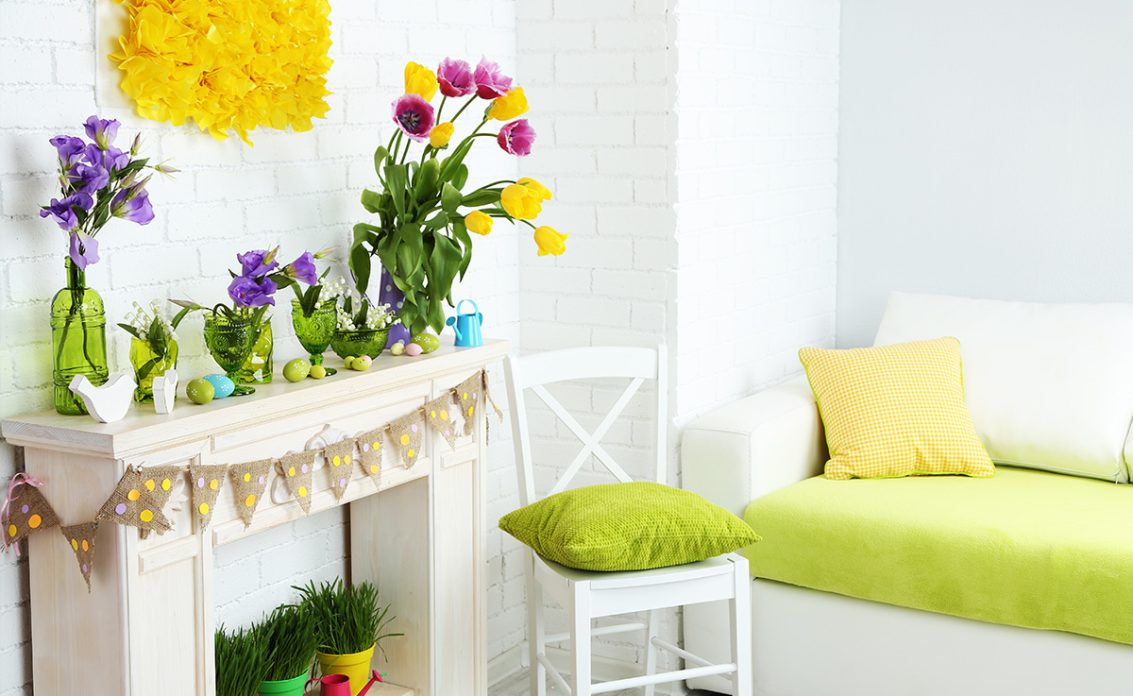 Frühlingsdekoration an & auf der Kaminkonsole – Vasen mit Frühlingsblumen – Weißer Stuhl mit ...
