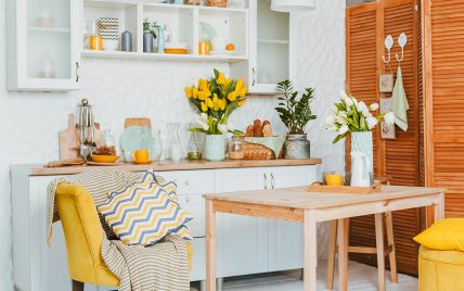 Küchen Idee mit farbenfroher Frühlingsdekoration – Gelber Blumenstrauß auf der Arbeitsfläche �...