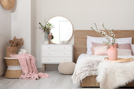 Frühlingsdekoration im Schlafzimmer – Skandinavische Einrichtung mit Kommode  großen Spiegel & Doppelbett