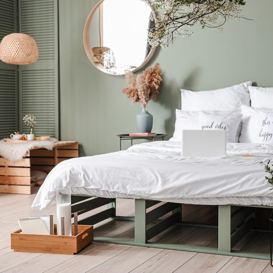 Frühlingsdekoration im Schlafzimmer - Moderne Einrichtung im Boho-Style - Trockenblumen  Spiegel & Rattanlampen