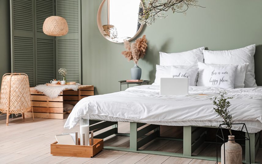 Frühlingsdekoration im Schlafzimmer – Moderne Einrichtung im Boho-Style – Trockenblumen  Spiegel & Rattanlampen