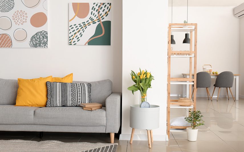 Wohnzimmer mit schlichter Frühlingsdekoration – Frühlingsstrauß auf dem Beistelltisch neben dem Sofa
