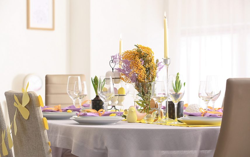 Tischdeko Idee für den Frühling – Beispiel mit Ostereiern und Osterfiguren – Strauß mit bunten Blumen in einer Glasvase