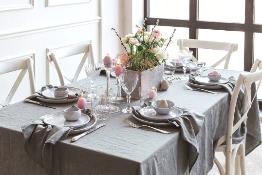 Beispiel für die Tischdeko zu Ostern – Minimalistische Dekoration mit grauen Textilien – Ostere...