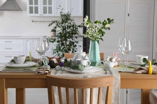 Idee für die Gestaltung des Esstischs mit Frühlingsdekoration – Ostereier & Osterfiguren – Vase mit Blumenstrauß