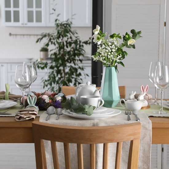 Idee für die Gestaltung des Esstischs mit Frühlingsdekoration - Ostereier & Osterfiguren - Vase mit Blumenstrauß