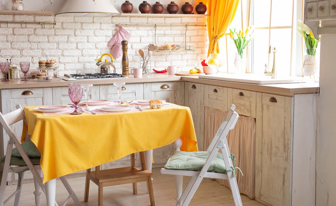 Ein Hauch von Frühling in der Küche – Gestaltung mit dekorierten Esstisch & gelben  sowie rosa A...