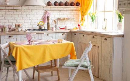 Ein Hauch von Frühling in der Küche – Gestaltung mit dekorierten Esstisch & gelben  sowie rosa A...