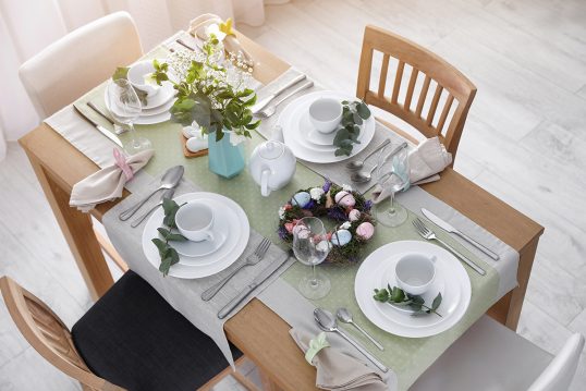 Idee für die Tischdeko im Frühlings & zu Ostern – Beispiel mit grüner Tischläufer & Osterkranz...