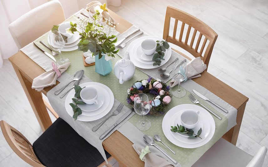 Idee für die Tischdeko im Frühlings & zu Ostern – Beispiel mit grüner Tischläufer & Osterkranz – Blaue Vase mit Blumenstrauß