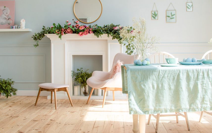 Inspiration für die Frühlingsdekoration – Esszimmer mit gedeckten Tisch – Gemütliche Sitzecke vor der geschmückten Kaminkonsole