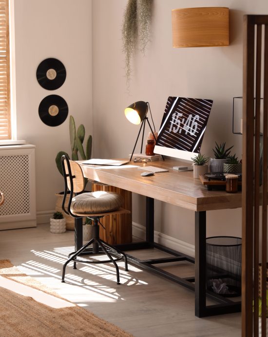 Home Office Beispiel mit Holzschreibtisch