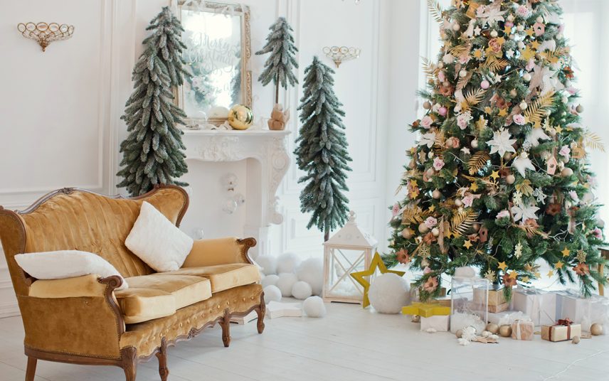 Weihnachtsdeko Beispiel für das Wohnzimmer – Retrosofa am rustikalen Kamin – Geschmückter Weihnachtsbaum & Tannenbaum Dekoration