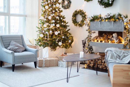 Skandinavische Wohnidee – Geschmückter Weihnachtsbaum mit weißen Kugeln & Lichterkette – Blaue...