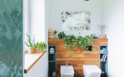 Idee für die moderne Badezimmergestaltung mit Holz & Pflanzen