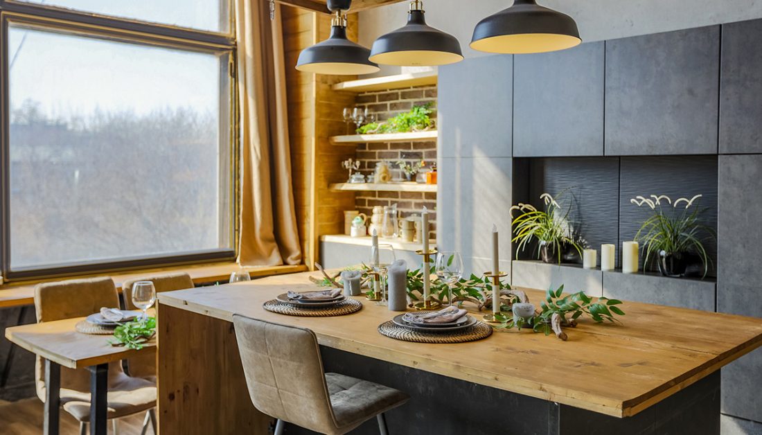 Moderne Küchengestaltung mit sommerlicher Dekoration auf der Kücheninsel