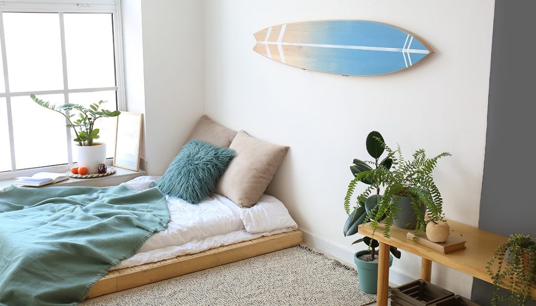 Kleines Schlafzimmer modern eingerichtet mit Surfbrett als Wanddekoration