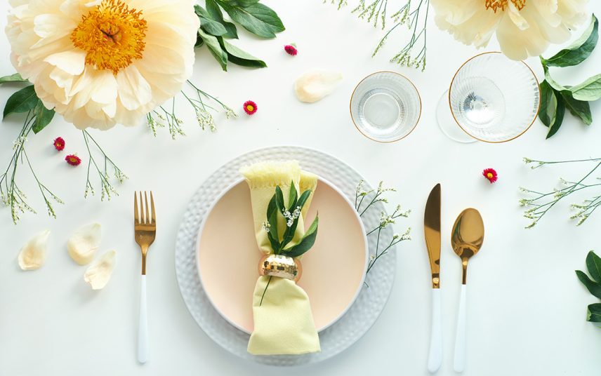 Tischdeko Idee für den Sommer in hellen Farben mit Blumen