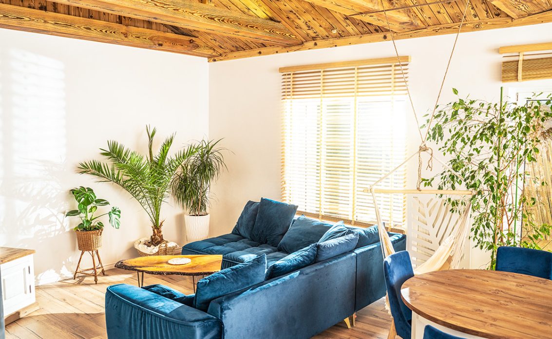 Mediterrane Wohnzimmergestaltung mit blauem Sofa & Sommerdeko