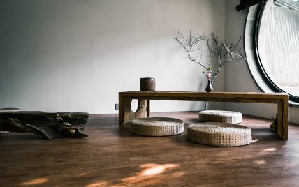 Idee für die Gestaltung eines Feng Shui Raums nach asiatischem Vorbild – Sitzgruppe mit Bodenkiss...