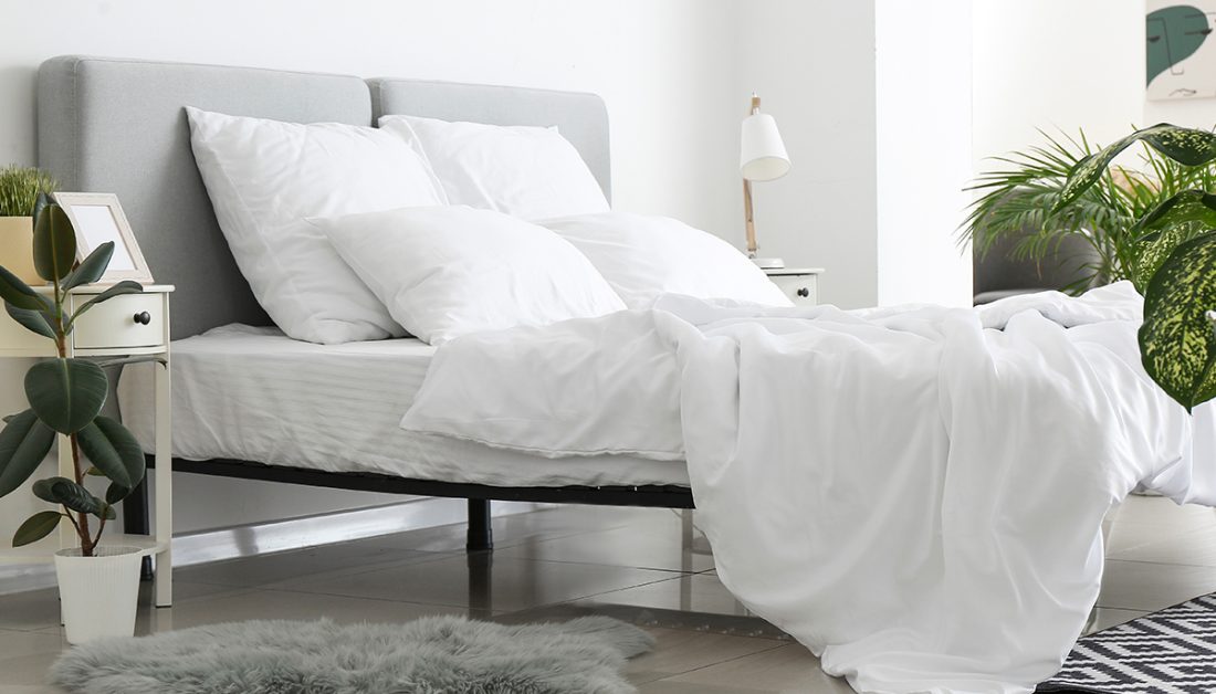 Modernes Feng Shui Schlafzimmer Idee - Schwarzes Metallbett mit weißer Bettwäsche