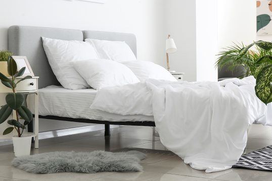 Modernes Feng Shui Schlafzimmer Idee – Schwarzes Metallbett mit weißer Bettwäsche