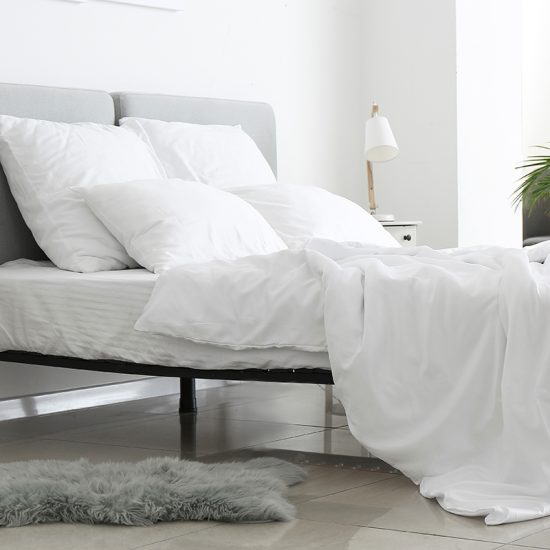Modernes Feng Shui Schlafzimmer Idee - Schwarzes Metallbett mit weißer Bettwäsche