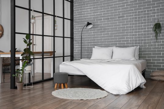 Offenes Feng Shui Schlafzimmer mit Metallbett – Wandgestaltung in grau