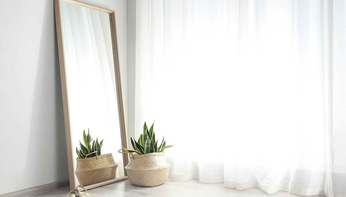 Feng Shui Beispiel für die Gestaltung einer Ecke im Schlafzimmer oder Flur - Ganzkörperspiegel & Pflanze im Korb - Lange Vorhänge vor dem Fenster