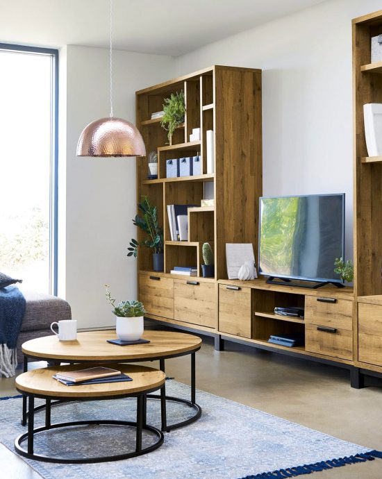 Wohnzimmer mit Holzmöbeln & Schrankwand