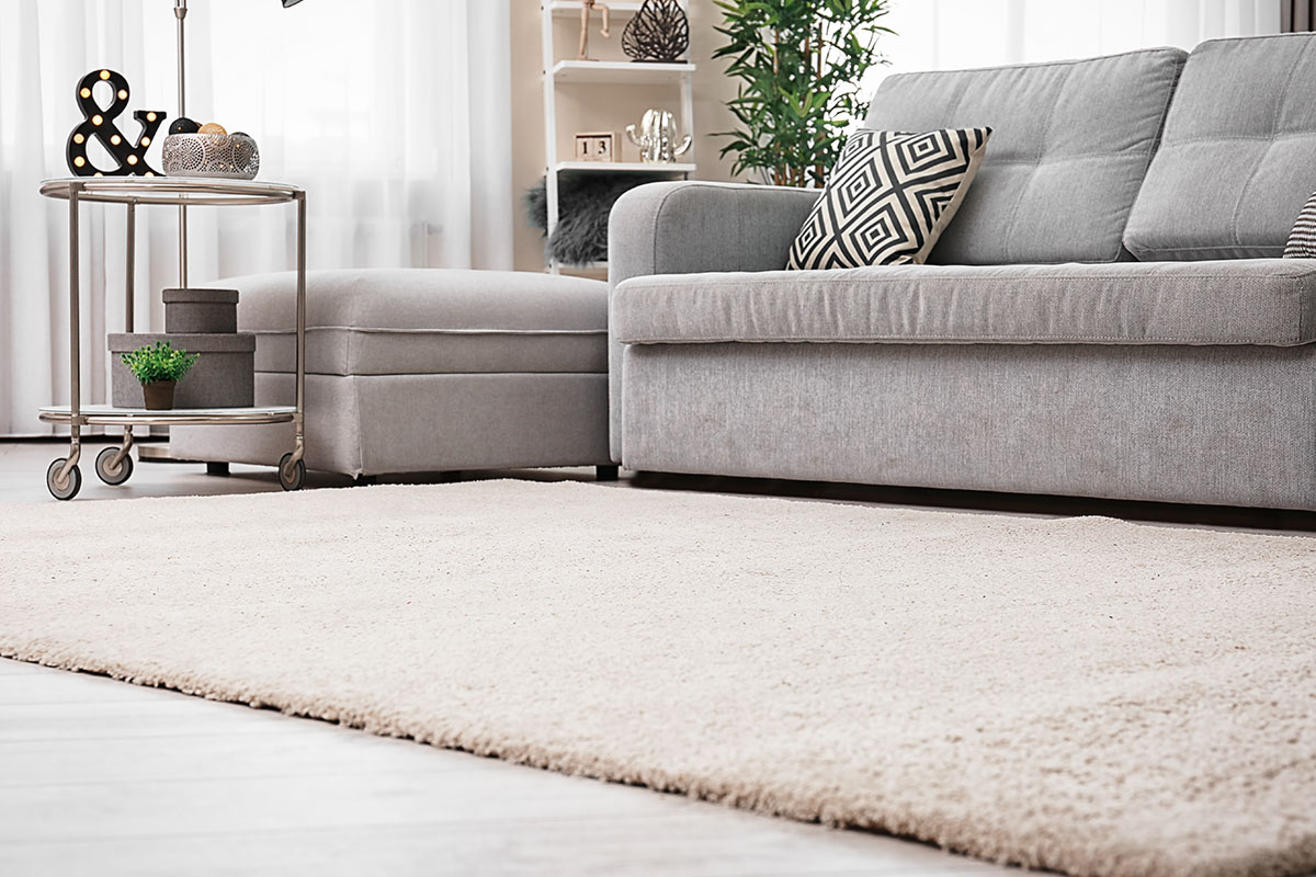 Teppichboden ist angenehm warm an den Füßen und sorgt für ein gemütliches Ambiente im Wohnzimmer.