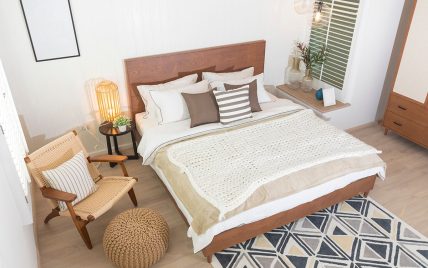 Einfache Schlafzimmereinrichtung im modernen Landhausstil