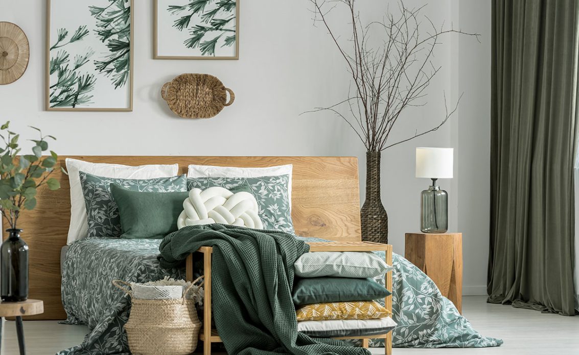 Modernes Schlafzimmer dekoriert mit Bildern & Textilien